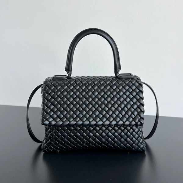 PATTI SCHULTERTASCHE 26 AUS SCHWARZEM LAMMLEDER
