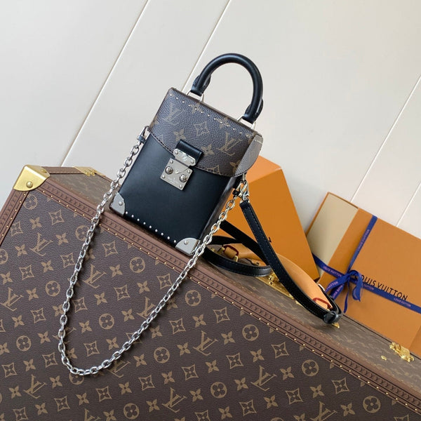 Kameratasche Vive Bag 17 aus schwarzem Kalbsleder mit Monogramm, silberfarben, metallisch