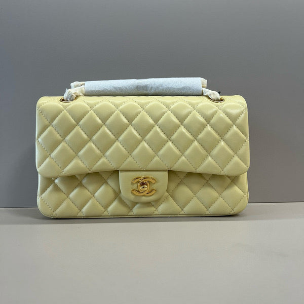 25C Klapptasche 25 aus gestepptem gelbem Lammfell, goldene Beschläge