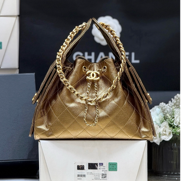 CHANEL 25 MITTLERE HANDTASCHE AUS GOLDBRAUNEM KALBSLEDER MIT GOLDENEN HARDWARE