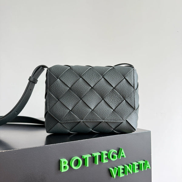 BOTTEGA VENETA 25S DIAGO 22 AUS STAHLGRAUEM KALBSLEDER MIT SILBERNEN HARDWARE