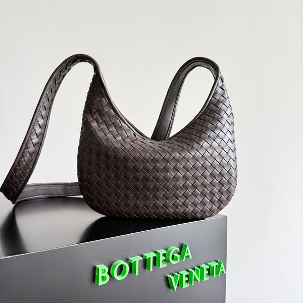 BOTTEGA VENETA 25S VENETO BAG 27 AUS DUNKELBRAUNEM KALBSLEDER MIT SILBERNEN HARDWARE