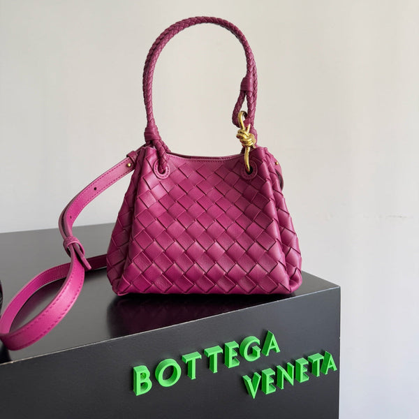 BOTTEGA VENETA 25S SMALL PARACHUTE 21 AUS HIMBEERROSA KALBSLEDER MIT GOLDBESCHLÄGEN