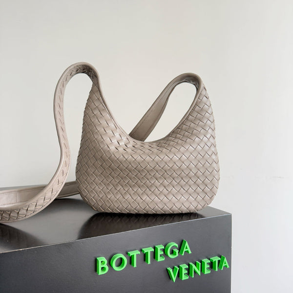 BOTTEGA VENETA 25S VENETO TASCHE 27 AUS WARMEM TAUPE-KALBSLEDER MIT SILBERNEN HARDWARE