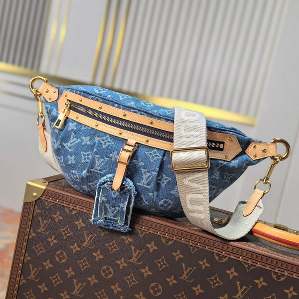 LV 25S BUMBAG 38 AUS BLAUEM DENIM MIT MONOGRAMM UND LEDERBESATZ, GOLDENE HARDWARE