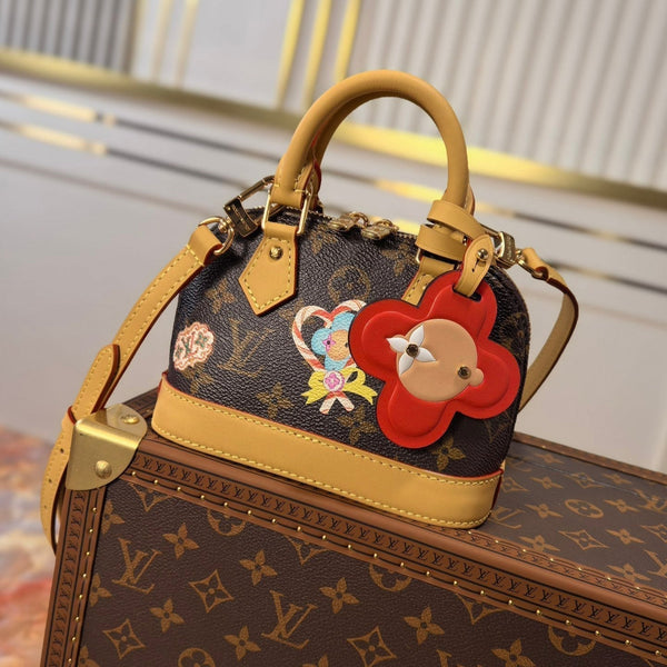 LV 25S NANO ALMA 18 AUS BRAUNEM MONOGRAMM-CANVAS, BEDRUCKT MIT DEM VIVIENNE-MASKOTTCHEN
