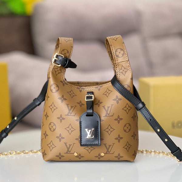 LV 25S ATLANTIS BB 17 IN KARAMELLBEIGE MIT MONOGRAMM-BESCHICHTETEM CANVAS UND LEDERBESCHMUCK IN SCHWARZ