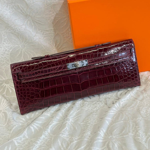 KELLY CUT 31 AUS GLÄNZENDEM ALLIGATORLEDER IN SANGRIA-LILA MIT SILBERNEN HARDWARE (AUF BESTELLUNG GEFERTIGT)