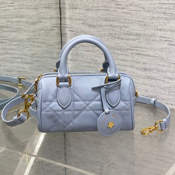 GROOVE MINI 17 TASCHE AUS HELLBLAUEM LAMMLEDER