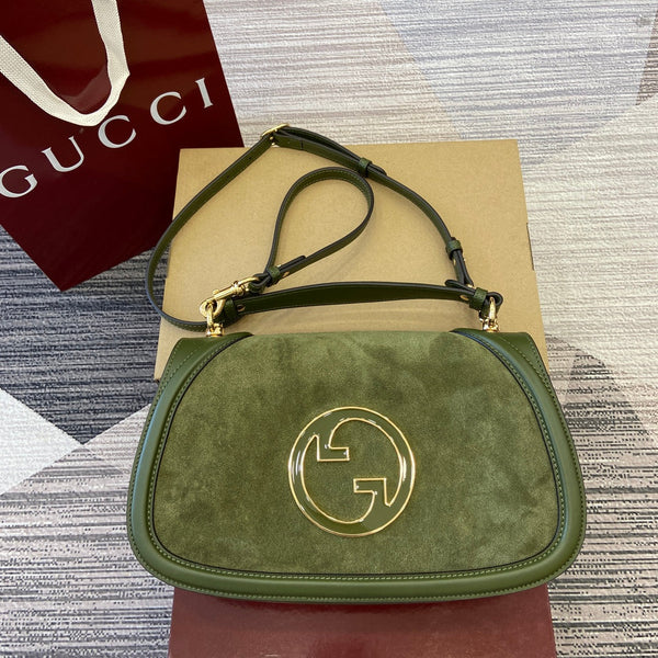 BLONDIE MEDIUM SCHULTERTASCHE 32 AUS WACHOLDERGRÜNEM KALBSLEDER UND GOLDENEN WILDLEDER-BESCHLÄGEN