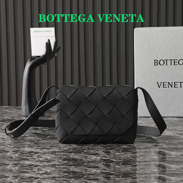 BOTTEGA VENETA 25S DIAGO 22 AUS SCHWARZEM KALBSLEDER MIT SILBERNEN HARDWARE