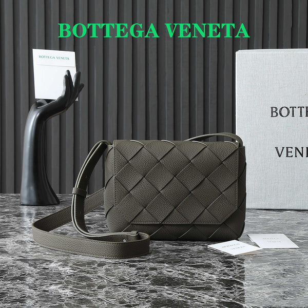 BOTTEGA VENETA 25S DIAGO 22 AUS DUNKELOLIVEM KALBSLEDER MIT SILBERNEN HARDWARE