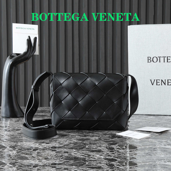 BOTTEGA VENETA 25S DIAGO 22 AUS SCHWARZEM KALBSLEDER MIT SILBERNEN HARDWARE