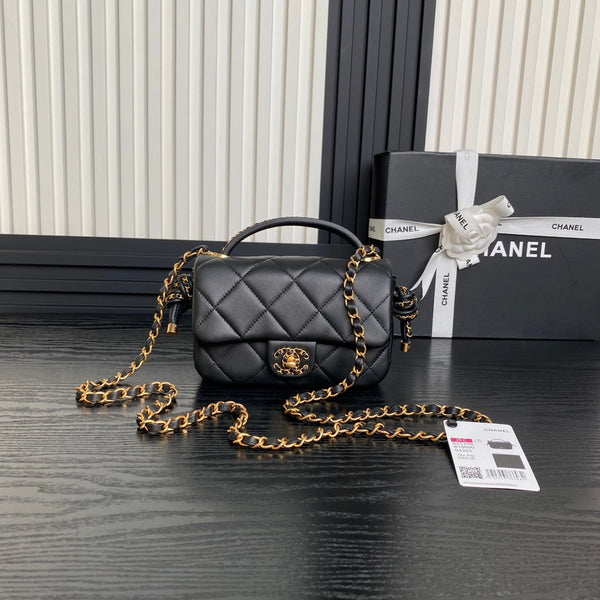 25C Klapptasche 18 aus schwarzem, glattem Lammleder mit goldenen Beschlägen