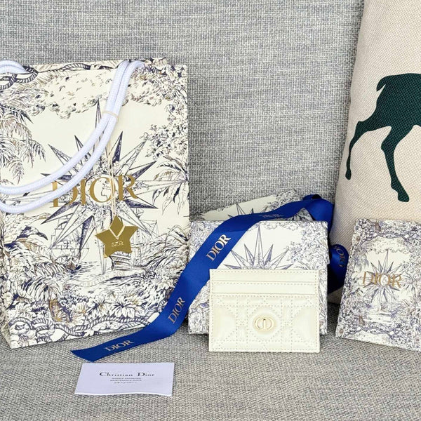 CARO FREESIA KARTENHÜLLE 10 AUS WEISSEM CANNAGE-KALBSLEDER