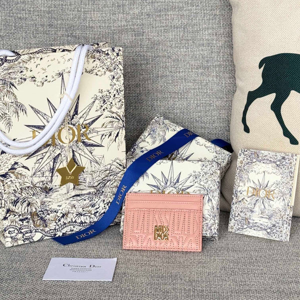 FREESIA KARTENHÜLLE 10 AUS BABYROSA GESTEPPTEM ALLOVER-KALBSLEDER