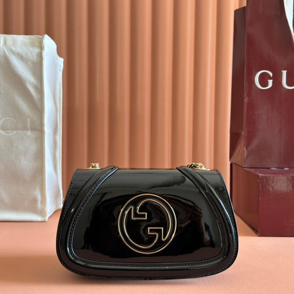 KLEINE BLONDIE-UMHÄNGERTASCHE 21.5 AUS SCHWARZEM LACKKALBSLEDER