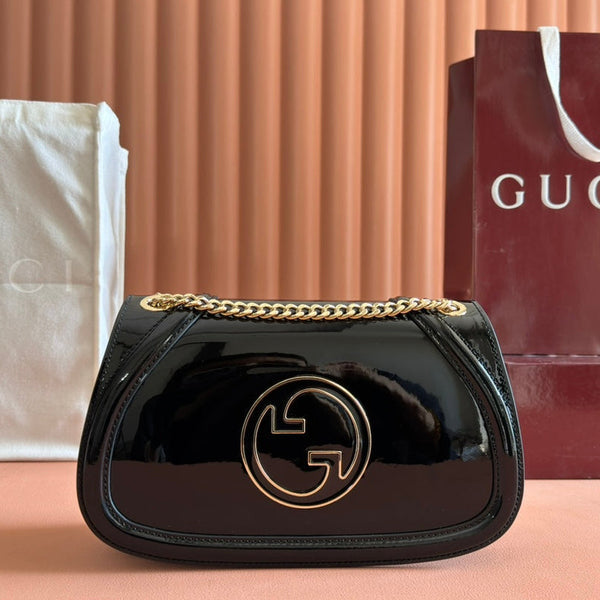 MITTLERE BLONDIE-UMHÄNGERTASCHE 26,5 AUS SCHWARZEM LACKKALBSLEDER