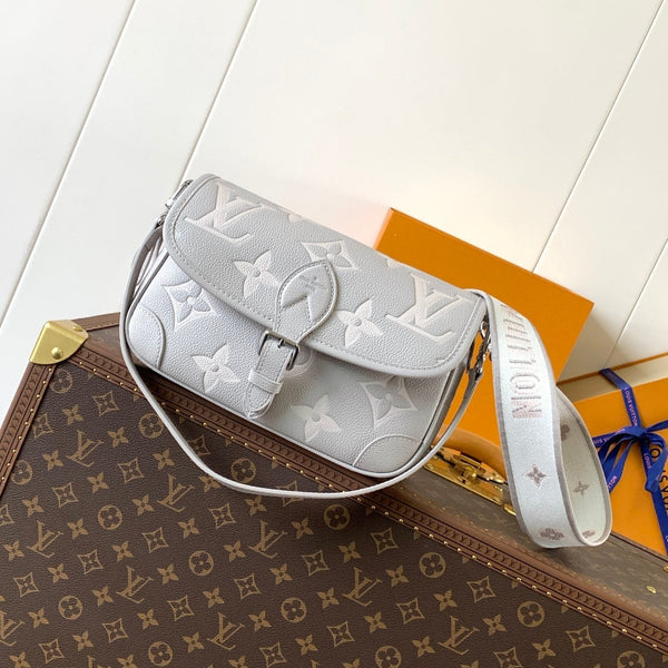 DIANE 24 AUS GRAUEM MONOGRAMM-EMPREINTE-LEDER