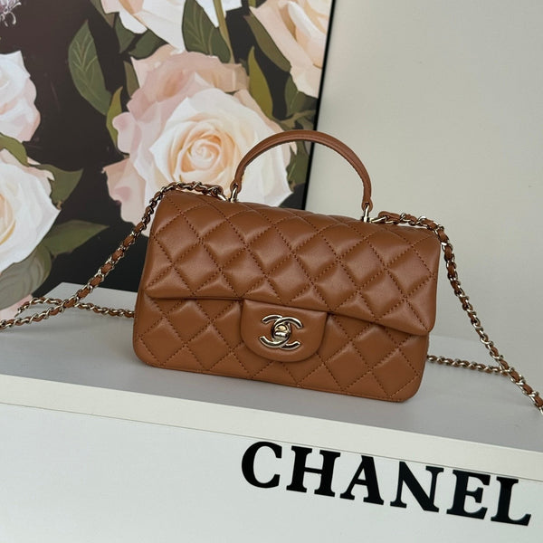 FLAP BAG 20 AUS BRONZEBRAUNEM LAMMLEDER MIT GRIFF 