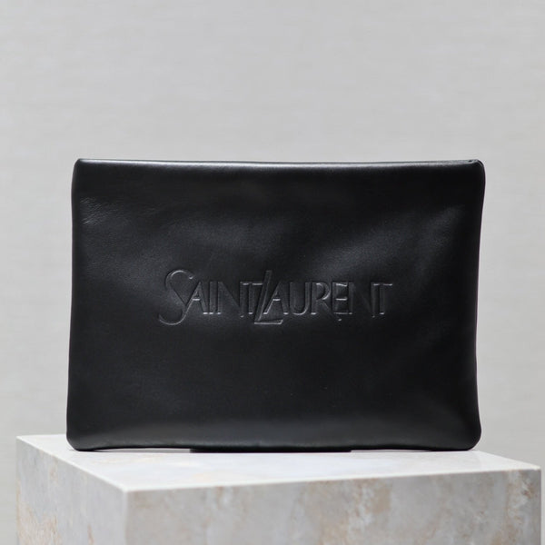 POUCH 30 AUS SCHWARZEM KALBSLEDER MIT GEPRÄGTEM LOGO