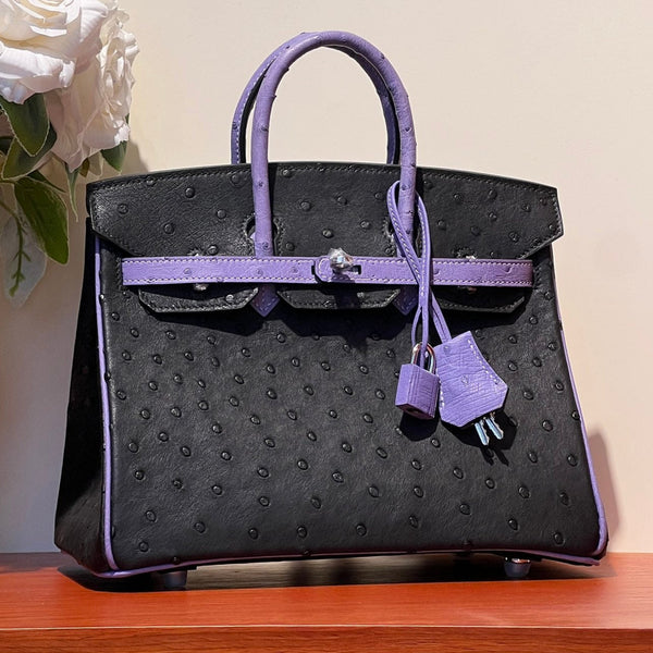 KELLY SELLIER 25 TASCHE AUS SCHWARZEM MIX, AMETHYST-LILA STRAUSSENLEDER (AUF BESTELLUNG)