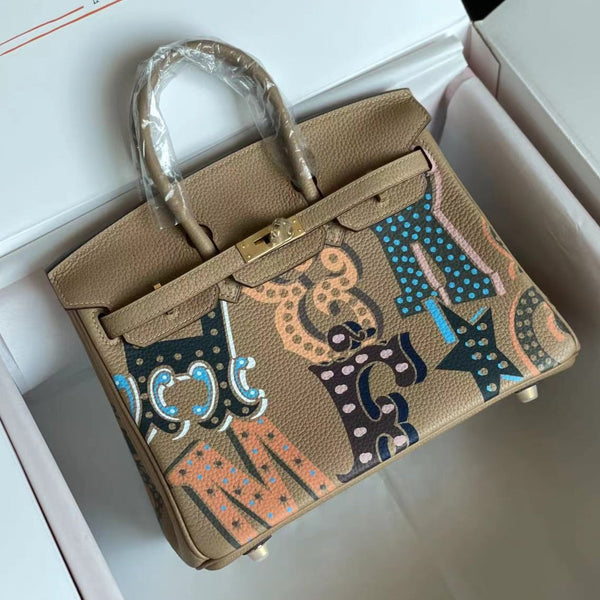 BIRKIN 25 TASCHE AUS ERDNUSSBRAUNEM KALBSLEDER MIT BUNTEM AUFKLEBER (AUF BESTELLUNG)
