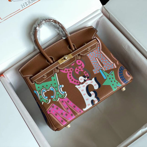 BIRKIN 25 TASCHE AUS SCHOKOLADENBRAUNEM KALBSLEDER MIT BUNTEM AUFKLEBER (AUF BESTELLUNG)