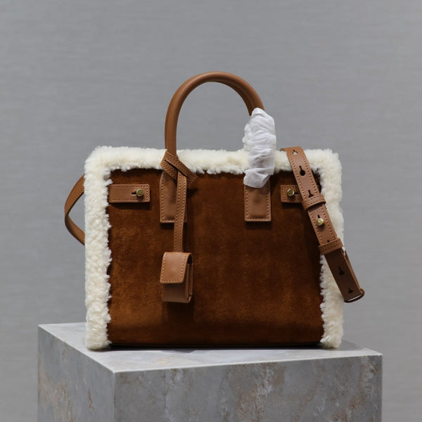 SAC DE JOUR 26 AUS BRAUNEM WILDLEDER UND WEISSEM SHEARLING-BESATZ