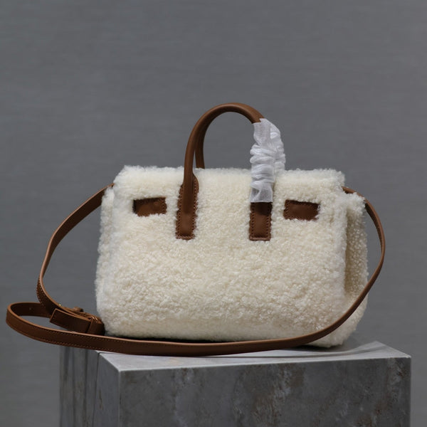 SAC DE JOUR 22 AUS WEISSEM SHEARLING UND BRAUNEM KALBSLEDERBESATZ
