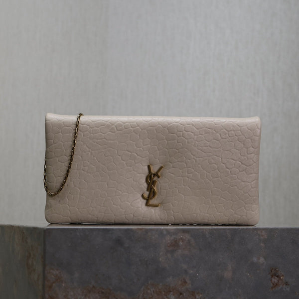 CALYPSO POUCH 24 AUS WEISSEM LAMMLEDER MIT ELEFANTENSTRUKTUR UND GOLDLOGO