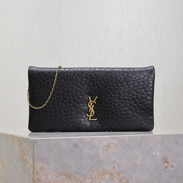 CALYPSO POUCH 24 AUS SCHWARZEM LAMMLEDER MIT ELEFANTENSTRUKTUR UND GOLDLOGO