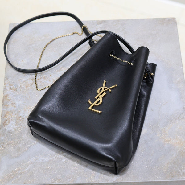 POCHON BUCKET BAG 20 AUS SCHWARZEM LAMMLEDER UND GOLDENEN HARDWARE