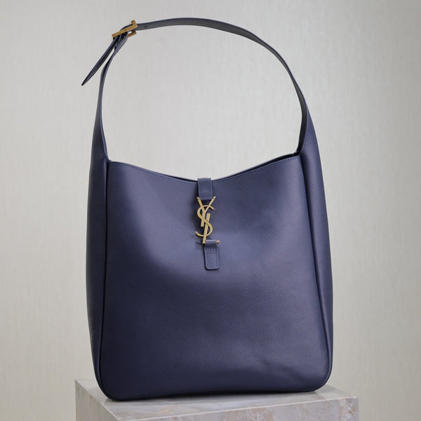 LE 5 À 7 GROSSE TASCHE 31 AUS BEERENBLAUEM LAMMFELL