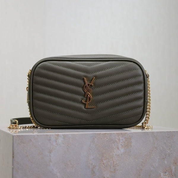 LOU MINI CAMERA BAG 18 AUS GESTEPPTEM KALBSLEDER IN KOMBUGRÜN