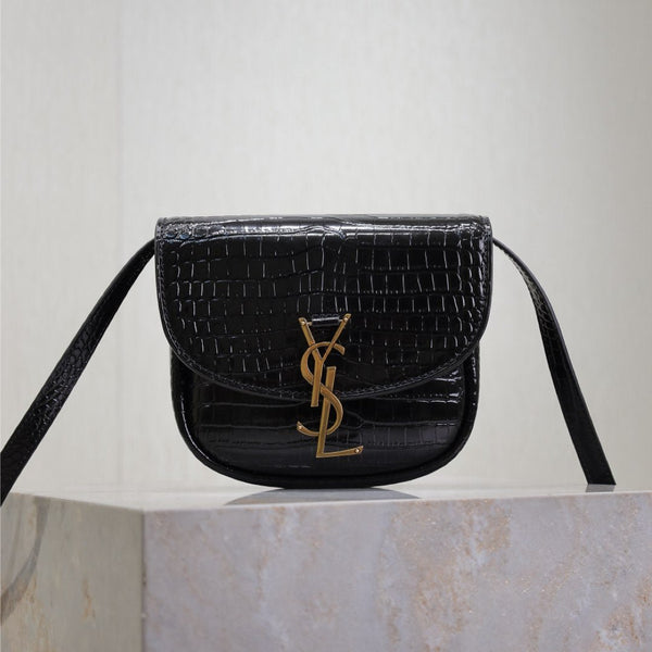 KAIA KLEINE TASCHE 18 MIT KROKODILMUSTER AUS SCHWARZEM GLÄNZENDEM KALBSLEDER MIT KUPFERBESCHLÄGEN