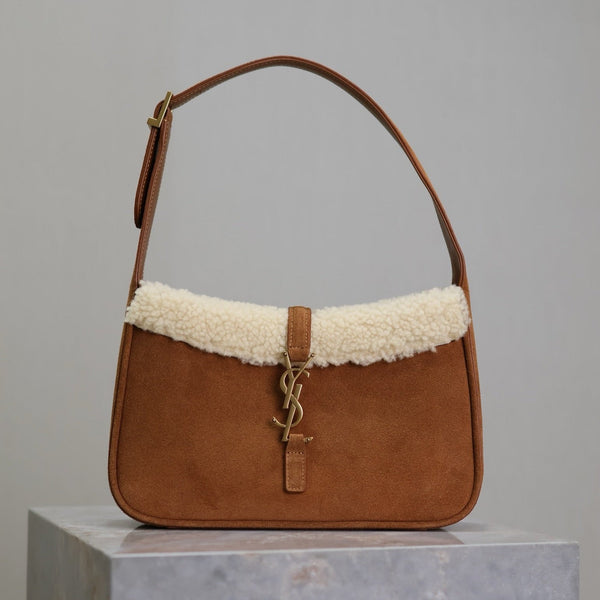 LE 5 À 7 SCHULTERTASCHE 25 AUS BROWNIE-WILDLEDER UND WEISSEM SHEARLING-BESATZ